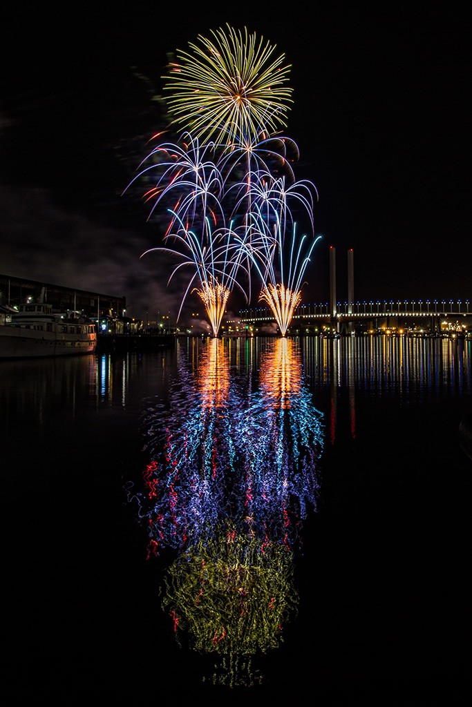 Click image for larger version

Name:	Docklands Fireworks 2013 21.jpg
Views:	83
Size:	170.6 KB
ID:	466073