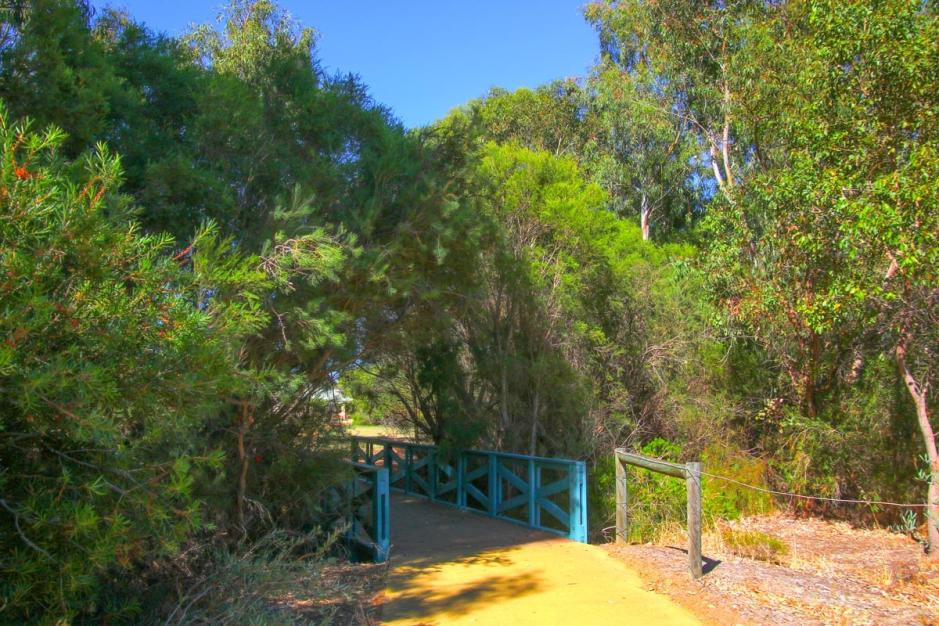 Click image for larger version

Name:	5300_Lake_Bridge_HDR.jpg
Views:	95
Size:	137.0 KB
ID:	483344